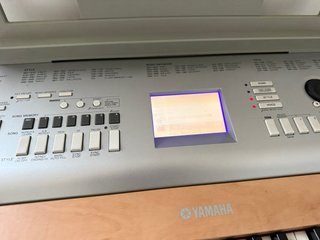 Piano Yamaha DGX-620 + soporte, perfecto estado