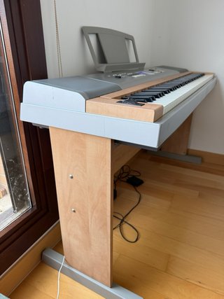 Piano Yamaha DGX-620 + soporte, perfecto estado
