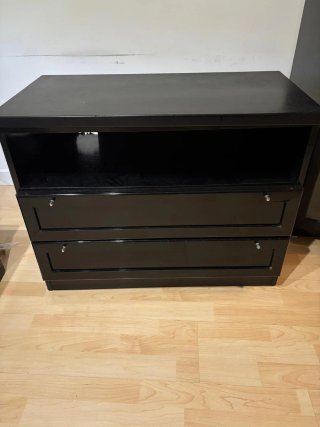 Mueble de salón negro con puertas de cristal