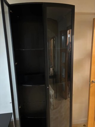 Mueble de salón negro con puertas de cristal