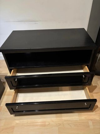 Mueble de salón negro con puertas de cristal