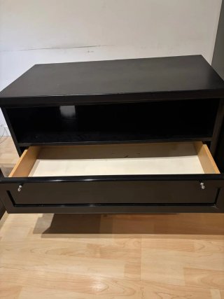 Mueble de salón negro con puertas de cristal