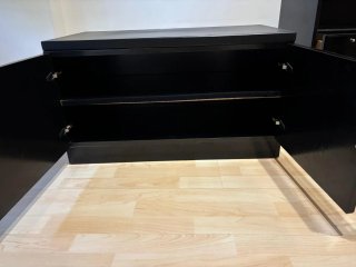 Mueble de salón negro con puertas de cristal
