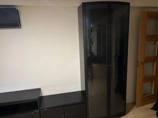 Mueble de salón negro con puertas de cristal