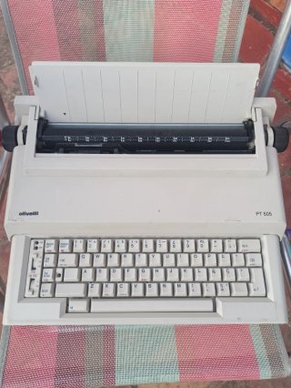 Máquina de escribir Olivetti PT 505
