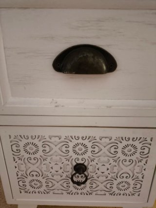 Comodino bianco con cassetti