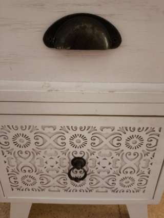 Comodino bianco con cassetti