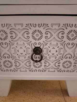 Comodino bianco con cassetti