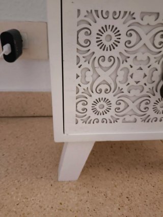 Comodino bianco con cassetti