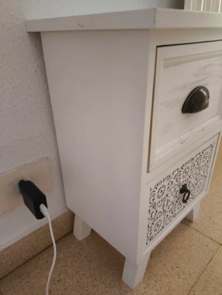 Comodino bianco con cassetti