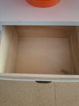 Comodino bianco con cassetti