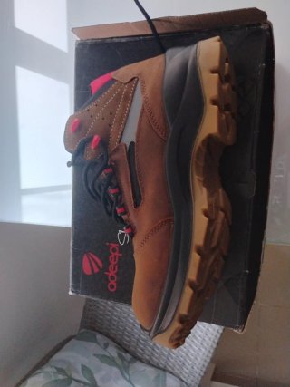 Botas de seguridad marrones y rojas