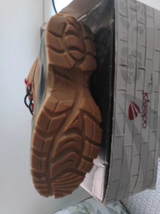Botas de seguridad marrones y rojas