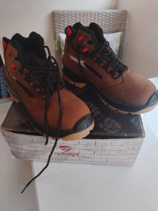 Botas de seguridad marrones y rojas