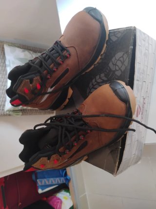 Botas de seguridad marrones y rojas