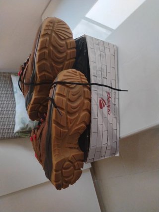 Botas de seguridad marrones y rojas