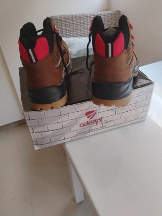 Botas de seguridad marrones y rojas