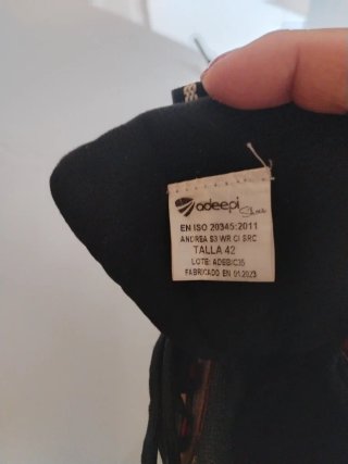 Botas de seguridad marrones y rojas