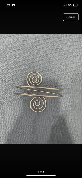 Brazalete espiral plateado.