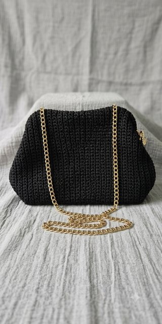 Borsa nera uncinetto con catena dorata