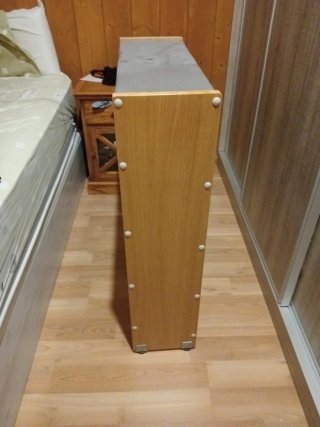 Estantería madera y metal.