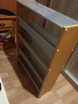 Estantería madera y metal.