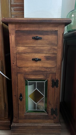 Mueble de madera con puerta y cajones