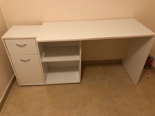 Escritorio blanco con cajones y estantería