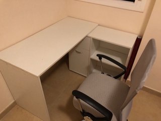 Escritorio blanco con cajones y estantería