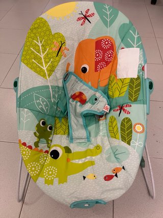 Mecedora bebé con estampado infantil 20€