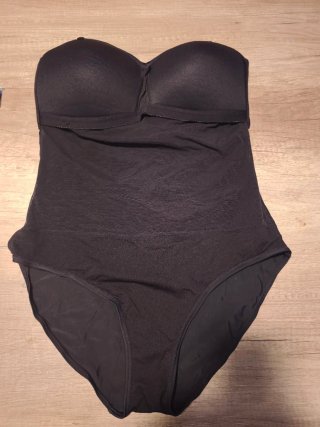 Bañador negro strapless con falda