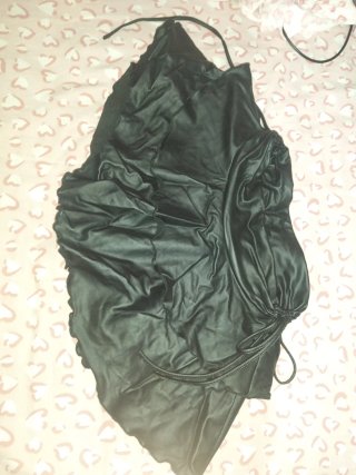 Falda negra satinada con cordón