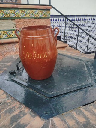 Jarrón antiguo de terracota con detalles dorados