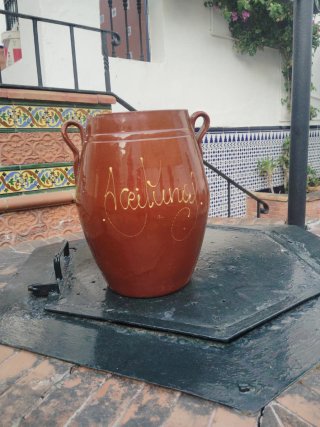 Jarrón antiguo de terracota con detalles dorados