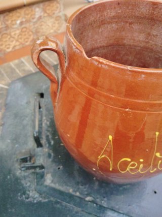 Jarrón antiguo de terracota con detalles dorados