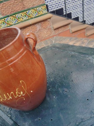 Jarrón antiguo de terracota con detalles dorados