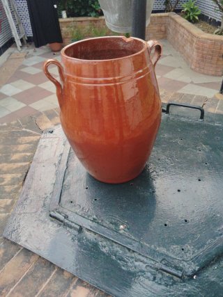 Jarrón antiguo de terracota con detalles dorados