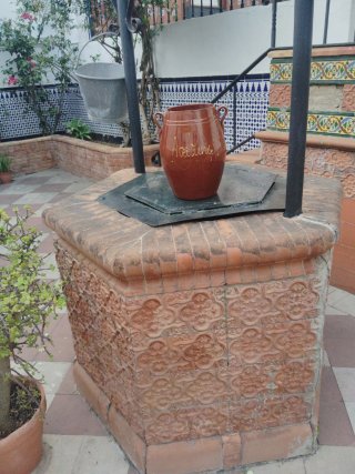 Jarrón antiguo de terracota con detalles dorados