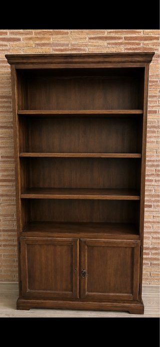 Estantería de madera marrón