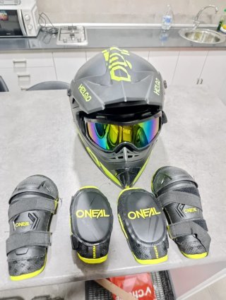 Casco Motocross y Protecciones ONeal