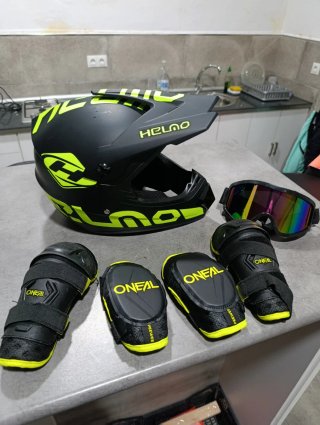 Casco Motocross y Protecciones ONeal