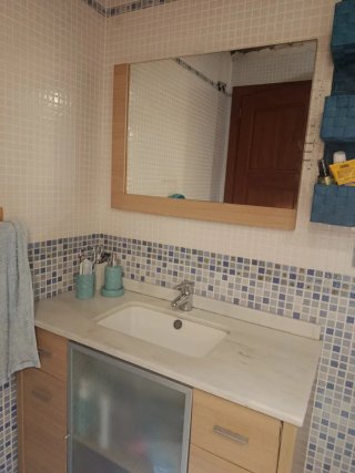Mueble y espejo de baño madera y mármol