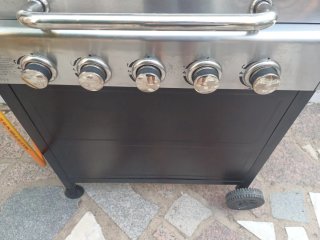 Barbacoa de gas negra y plateada