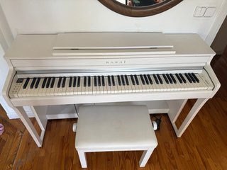 Piano digital Kawai CA49 en color blanco.