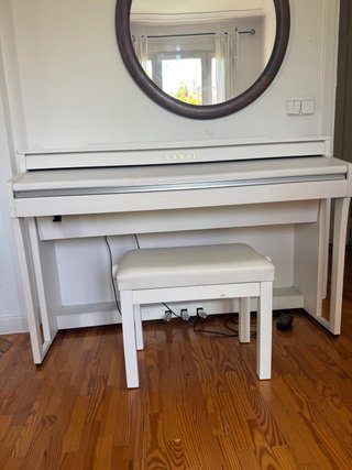 Piano digital Kawai CA49 en color blanco.
