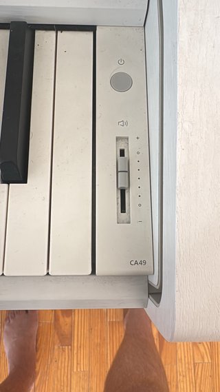Piano digital Kawai CA49 en color blanco.