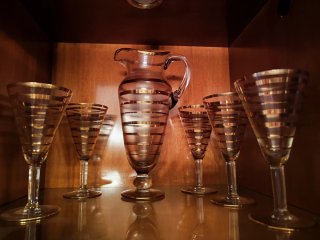 Juego de copas y jarra de cristal dorado