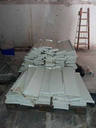 Estantería metálica blanca