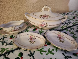 Sopera de porcelana con detalles dorados