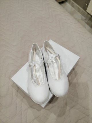 Scarpe bianche eleganti con fiore